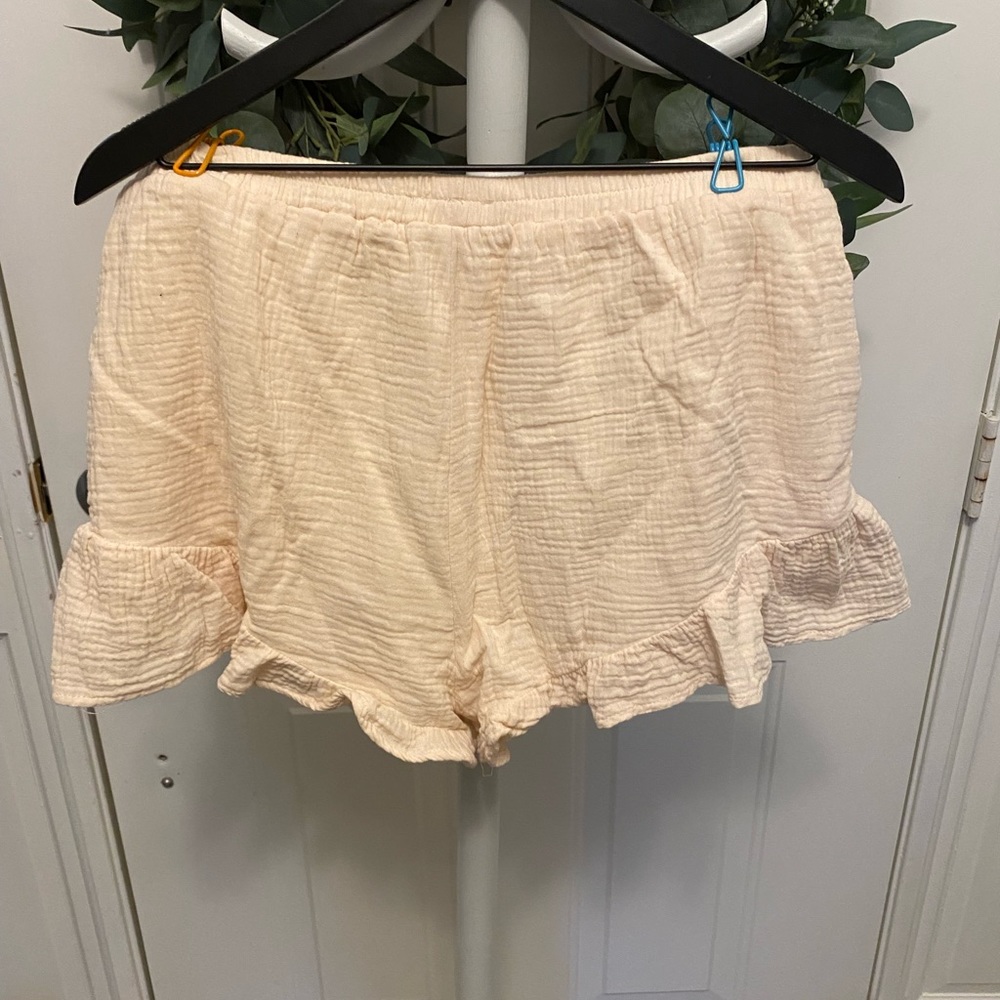 Listicle Ruffle Cream High Rise Shorts L - Picture 2 of 8
